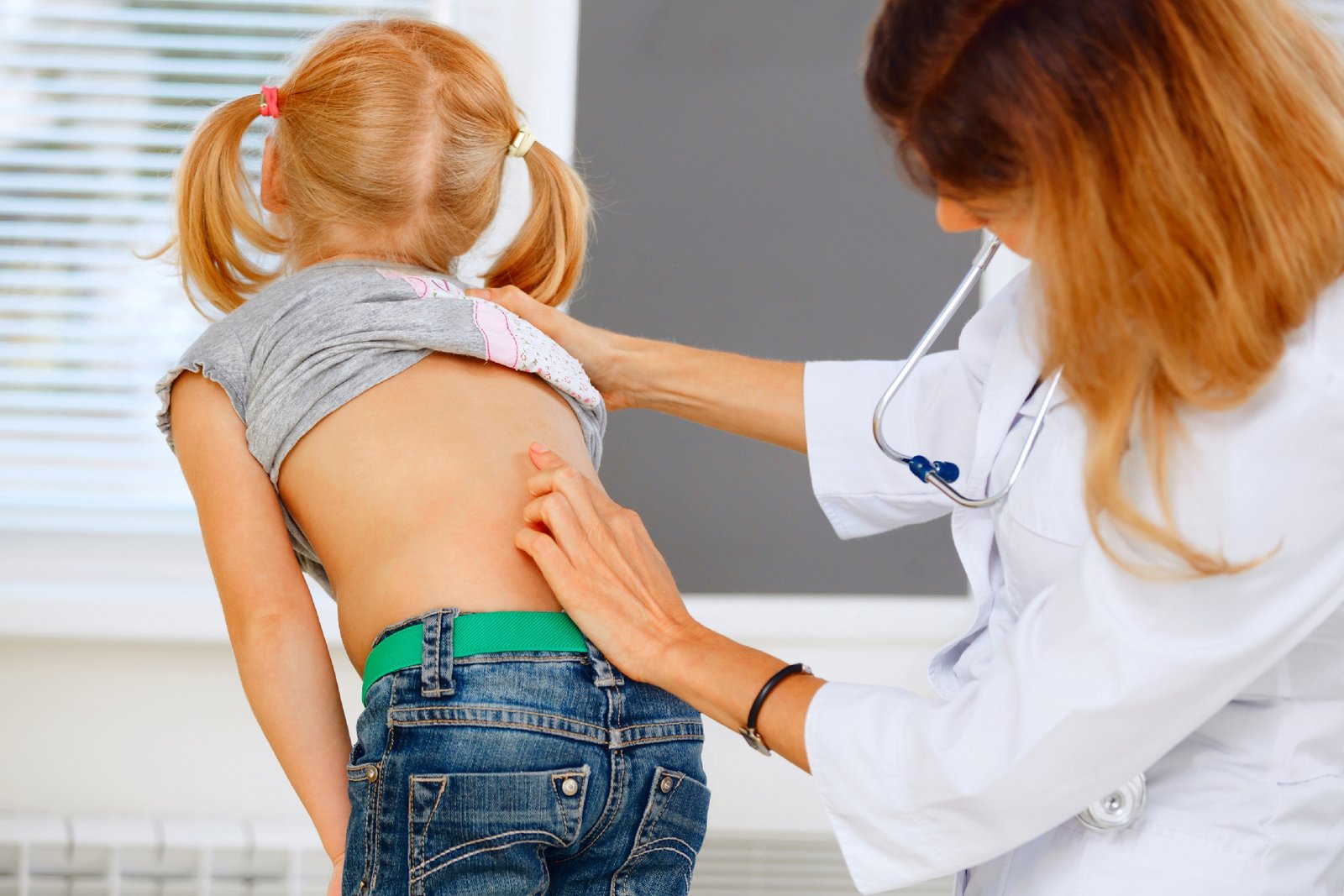 Criança Com Escoliose Durante a Fisioterapia Foto de Stock